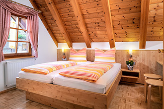 Schlafzimmer mit Doppelbett