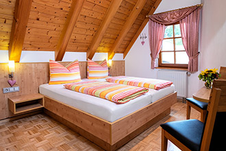 Schlafzimmer mit Doppelbett