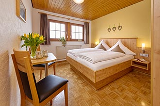 Schlafzimmer mit Doppelbett