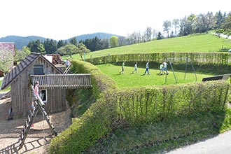 Grillhütte und Fußballplatz