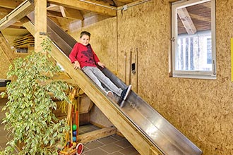 Indoor Rutschbahn in der Spielscheune