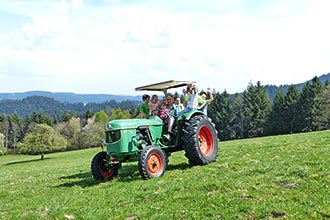 Traktor fahren mit dem Bauern