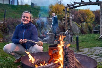 Stockbrot am romantischen Lagerfeuer