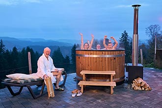 Hot-Tub für Sie allein mit Liegenbereich und Panoramablick