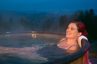 Hot-Tub für Sie allein mit Liegenbereich und Panoramablick