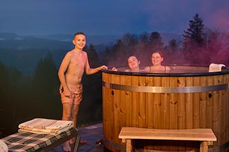 Hot-Tub für Sie allein mit Liegenbereich und Panoramablick